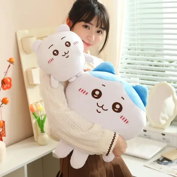 Woman holding hachiware and chiikawa plushies