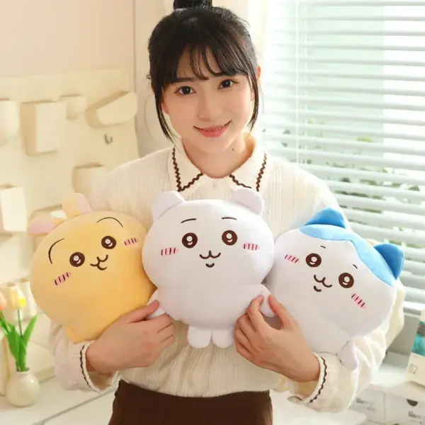 Women holding 25cm size of chiikawa hachiware and usagi plushies